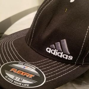 BLACK ADIDAS FLEXFIT CAP